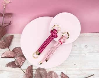 Handmade paracord keychains in pink & rose – stylish accessories with golden accents for the perfect look