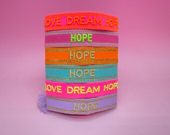 LOVE DREAM HOPE Armband-Set – Bunte Statement-Armbänder mit Stickerei – Boho-Style, verstellbar & handgemacht