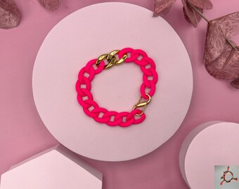 Stylish bracelet in bright pink with gold-colored clasp