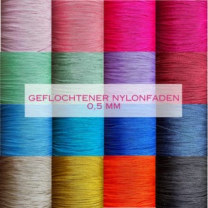 Könnte beinhalten: Eine Sammlung von Spulen mit 0,5 mm geflochtenem Nylonfaden in verschiedenen Farben, darunter Pink, Grün, Blau, Rot, Gelb und Schwarz.