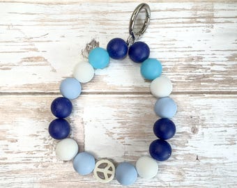 PEACE in Blue - Keyring in white and blue tones with elastic band