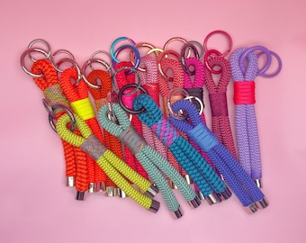 Colorful paracord keychain | Handmade accessory with metal ends – Perfect as a gift