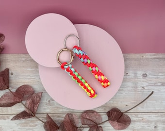 Handmade paracord keychains – colorful, robust & stylish keychains for outdoor + everyday use – perfect gift for adventurers!