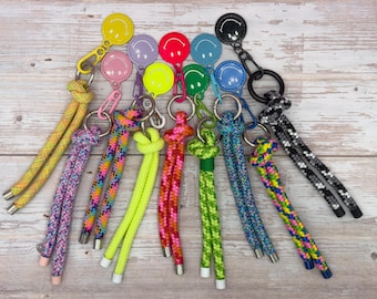 Colorful Paracord Keychain with Smiley Clip – Handmade Accessory for Keys, Bags & Backpacks – Gift Idea