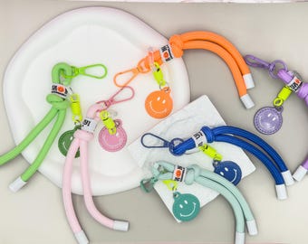 Smiley Schlüsselanhänger mit Kordel – bunt  + fröhlich – Handgemachter Taschenanhänger – Geschenkidee für sie und ihn