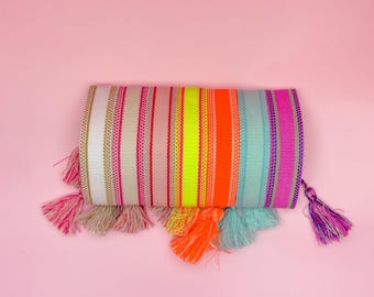 Bunte Boho-Armbänder mit Fransen – Handgemacht & gestreift – Sommer Accessoires im Festival-Stil – Set mit vielen Farben