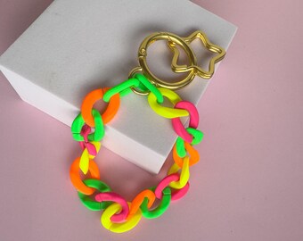 Neon-colored keychain with star carabiner – the bright eye-catcher for your keychain