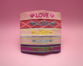 LOVE-Armband-Set mit Herz-Stickerei – Boho-Freundschaftsbänder – Bunt, verstellbar & handgemacht – Perfektes Geschenk