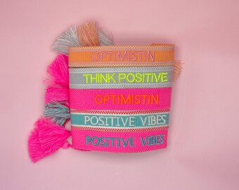 Freundschaftsbänder mit motivierenden Sprüchen -Bunte Statement-Armbänder – „OPTIMISTIN“ & „POSITIVE VIBES“ für den Alltag