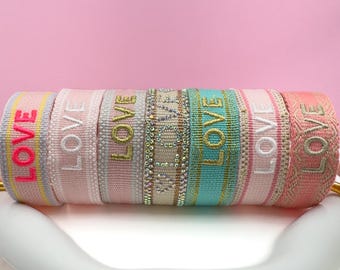 LOVE Armband – besticktes Statement-Armband im Boho Look, verstellbar & handgemacht, Freundschaftsarmband, Geschenk für sie