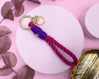 Handmade macrame keychain - pink | purple | boho chic, sturdy & stylish. Perfect as a gift or for yourself!