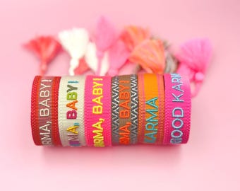 Bunte bestickte Freundschaftsarmbänder – Karma Baby, Good Karma – Boho Armbänder mit Quasten – Geschenk für sie