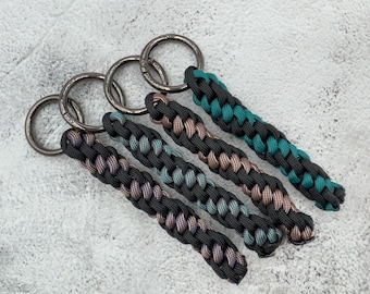 Handmade paracord keychains in stylish colors – perfect as a gift!