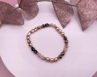 Elegant pearl bracelet in warm natural tones – timeless style for every occasion