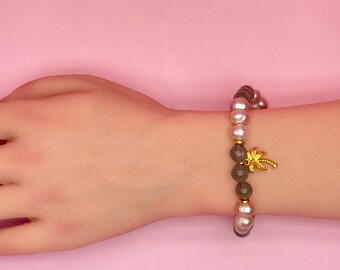 Elegance under palm trees: Pearl bracelet with labradorite, freshwater pearls and gold accents, gemstone, round pearls