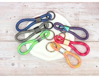 Paracord keychain | Handmade | Colorful + robust | Gift idea for men & women | Outdoor lanyard