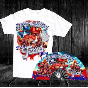 Pode incluir: Uma camiseta branca com um design vermelho, branco e azul que apresenta uma mulher com um chapéu de cowboy vermelho e botas. O design inclui o texto "Boots & Bling It's a Texas Thing". Também é mostrado um leque de mão combinando com o mesmo design.