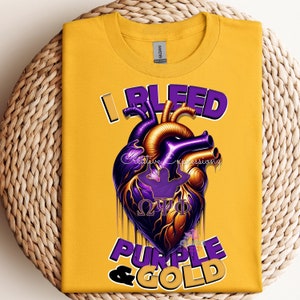 Puede incluir: Una camiseta dorada con un corazón morado y dorado y el texto "I Bleed Purple & Gold" y "Omega Psi Phi".
