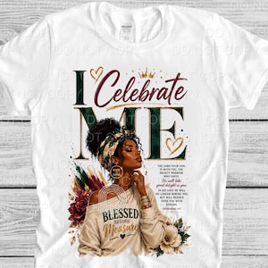 Può includere: Una t-shirt bianca con la grafica di una persona con un foulard, circondata da elementi floreali e dal testo I Celebrate Me e Blessed Beyond Measure, insieme a un passo di Sofonia 3:17 in caratteri verde scuro e bordeaux.