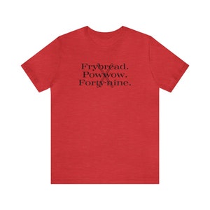 Puede incluir: Camiseta roja con el texto "Frybread. Powwow. Forty-nine." impreso en negro.