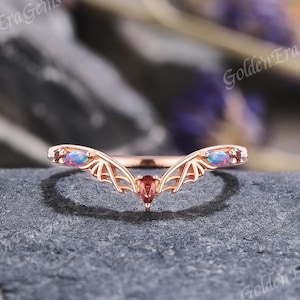 Anillo de boda gótico con granate curvado, oro rosa, ópalo negro, enredadera, anillo de boda para mujer, apilable, con alas de murciélago, protector de anillo, regalo hecho a mano para ella