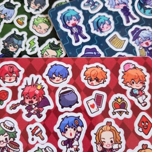 Puede incluir: Una colección de pegatinas coloridas con ilustraciones de personajes de estilo anime. Las pegatinas muestran varios personajes con diferentes peinados y atuendos, sobre fondos estampados. Las pegatinas son de varias formas y tamaños.