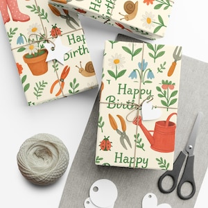 Carta da regalo "Happy Birthday Gardening" con piante, stivali da acqua, coccinella, colori vivaci, carta da regalo floreale, giardino