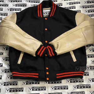 Chaqueta universitaria clásica hecha a mano de lana negra y cuero color crema, chaqueta universitaria personalizada, chaqueta bomber, chaqueta personalizada, chaqueta de moda