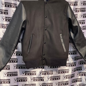 Chaqueta bomber universitaria clásica hecha a mano, completamente negra, chaqueta universitaria personalizada, personalizada, chaqueta