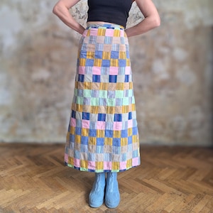 Preciosa falda larga de patchwork colorida de los años 70, talla XS.