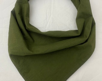 Bandana aus feiner Baumwolle in Olivegrün: Unisex Kopftuch, Winterschal