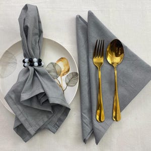 Tovaglioli da tavola grigio chiaro, tinta unita neutra, tessuto di cotone Tovaglioli di lino più pesanti di colore grigio. Tovagliolo da tavola in cotone