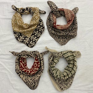 Set med 4 bandanas i ekologisk bomull: Handtryckta paisleyhalsdukar