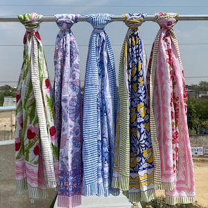 パステルカラーの軽量夏用スカーフ。女性用のシックな夏用スカーフ。暖かい季節にぴったりの手染めコットンスカーフ。
