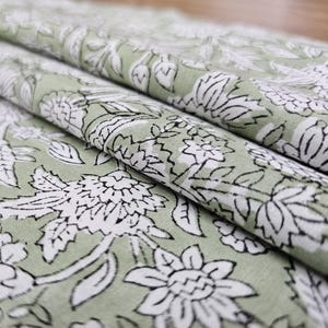 Tecido de algodão estampado à mão com blocos de madeira: estampa floral, tecido indiano vendido por metro.