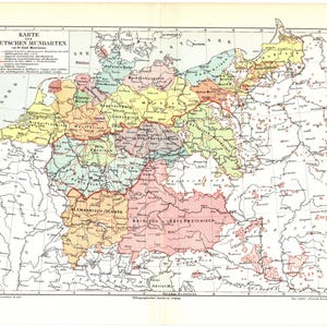Könnte beinhalten: Eine Vintage-Karte mit dem Titel "Karte Deutschen Mundarten", die die Dialekte Deutschlands darstellt. Die Karte ist mit verschiedenen Farben gefüllt, die jeweils eine andere Dialektregion darstellen. Text auf Deutsch ist auf der gesamten Karte sichtbar.