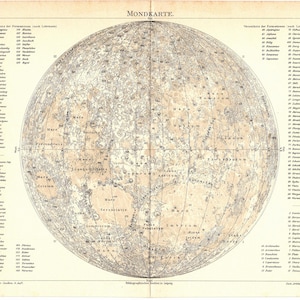 Puede incluir: Un mapa lunar vintage Mondkarte que presenta una ilustración circular detallada de la superficie de la luna en tonos beige y gris. El mapa incluye una cuadrícula, numerosos cráteres numerados, mares lunares etiquetados y listas de formaciones.
