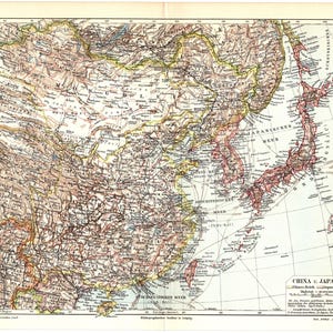 Puede incluir: Mapa antiguo de China y Japón, con información geográfica detallada. El mapa está coloreado en tonos marrones, rojos y amarillos, con texto en alemán. El título "China u. Japan" es visible en la esquina inferior derecha.