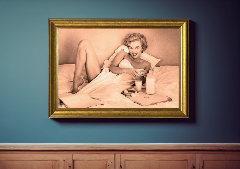 Marilyn Monroe Frühstück im Bett Vintage gerahmte Wandkunst, Schwarz-Weiß-oder Sepia-Fotografie, Retro Uv-Druck Gold - Sepia Photo