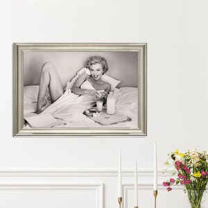 Marilyn Monroe Frühstück im Bett Vintage gerahmte Wandkunst, Schwarz-Weiß-oder Sepia-Fotografie, Retro Uv-Druck Silver - B&W Photo