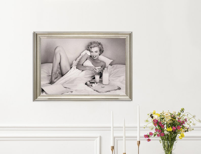 Marilyn Monroe Frühstück im Bett Vintage gerahmte Wandkunst, Schwarz-Weiß-oder Sepia-Fotografie, Retro Uv-Druck Silver - B&W Photo