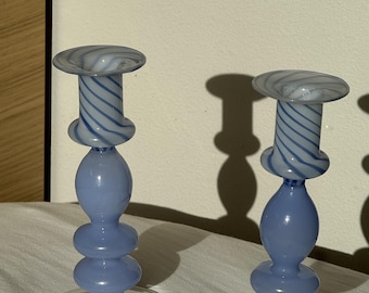 Set di 2 portacandele in vetro blu e bianco con decorazioni a righe.