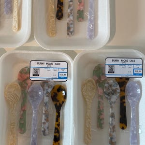 Colorful acrylic spoon set designed for serving ice cream and desserts in style.
Bright and playful acrylic dessert spoons, handmade for serving ice cream