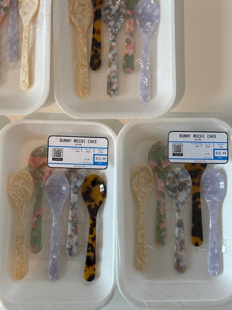 Colorful acrylic spoon set designed for serving ice cream and desserts in style.
Bright and playful acrylic dessert spoons, handmade for serving ice cream