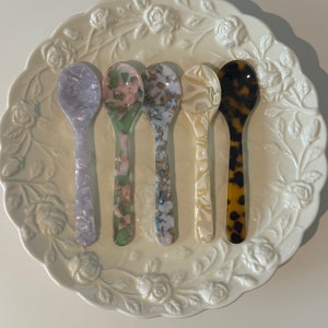 Fun and colorful acrylic spoons for ice cream, handmade for a unique dining experience.
Handmade acrylic spoon set, perfect for serving ice cream, sundaes, and other desserts.