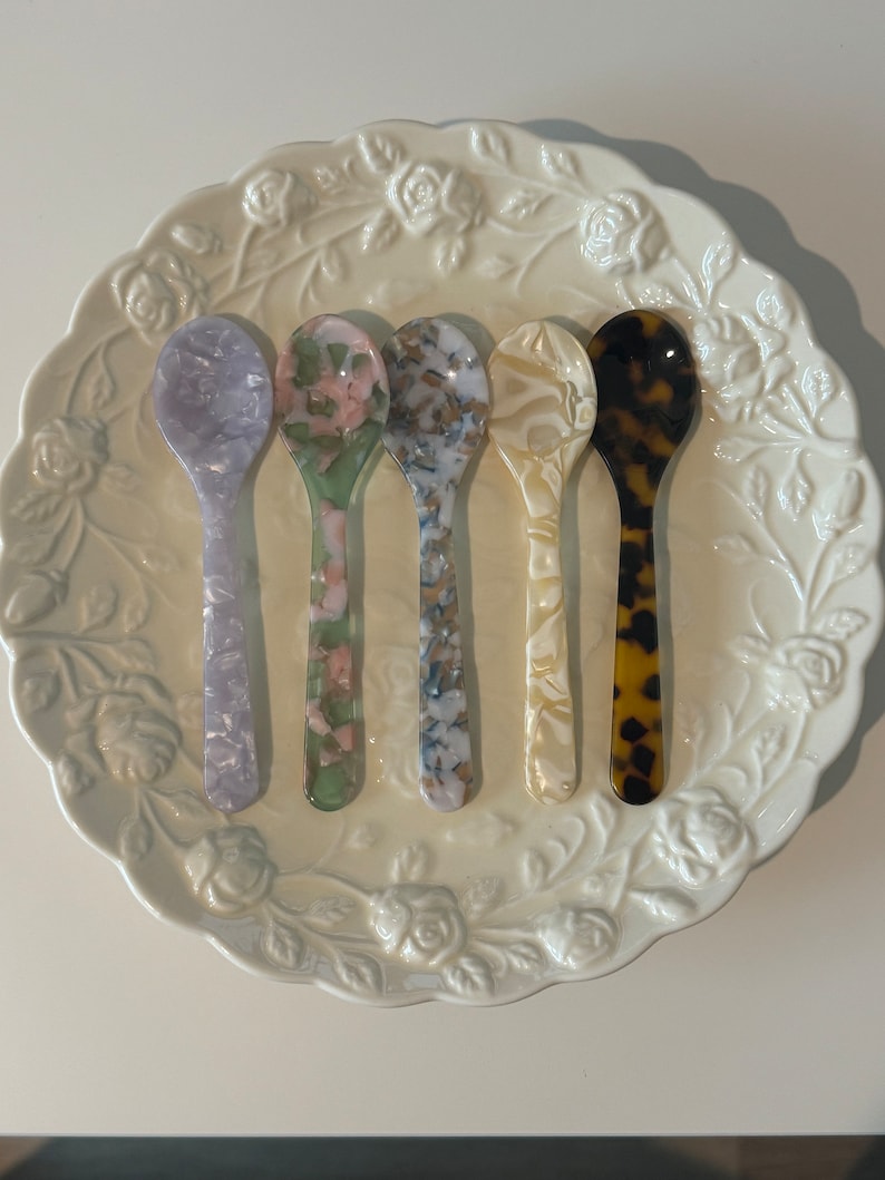 Fun and colorful acrylic spoons for ice cream, handmade for a unique dining experience.
Handmade acrylic spoon set, perfect for serving ice cream, sundaes, and other desserts.