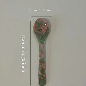 Acrylic dessert spoons in bright colors, designed for serving ice cream with a touch of whimsy.
Stylish handmade acrylic spoons for enjoying ice cream, perfect for adding a pop of color.