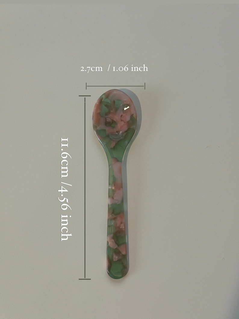 Acrylic dessert spoons in bright colors, designed for serving ice cream with a touch of whimsy.
Stylish handmade acrylic spoons for enjoying ice cream, perfect for adding a pop of color.