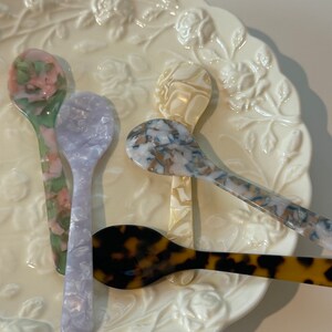 Unique acrylic ice cream spoons, handmade and colorful, ideal for desserts and treats.