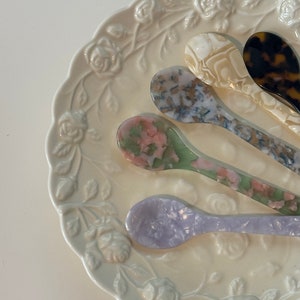 Handmade acrylic dessert spoon set, ideal for ice cream lovers who enjoy colorful designs.
Vibrant acrylic ice cream spoons, perfect for elevating your dessert presentation.